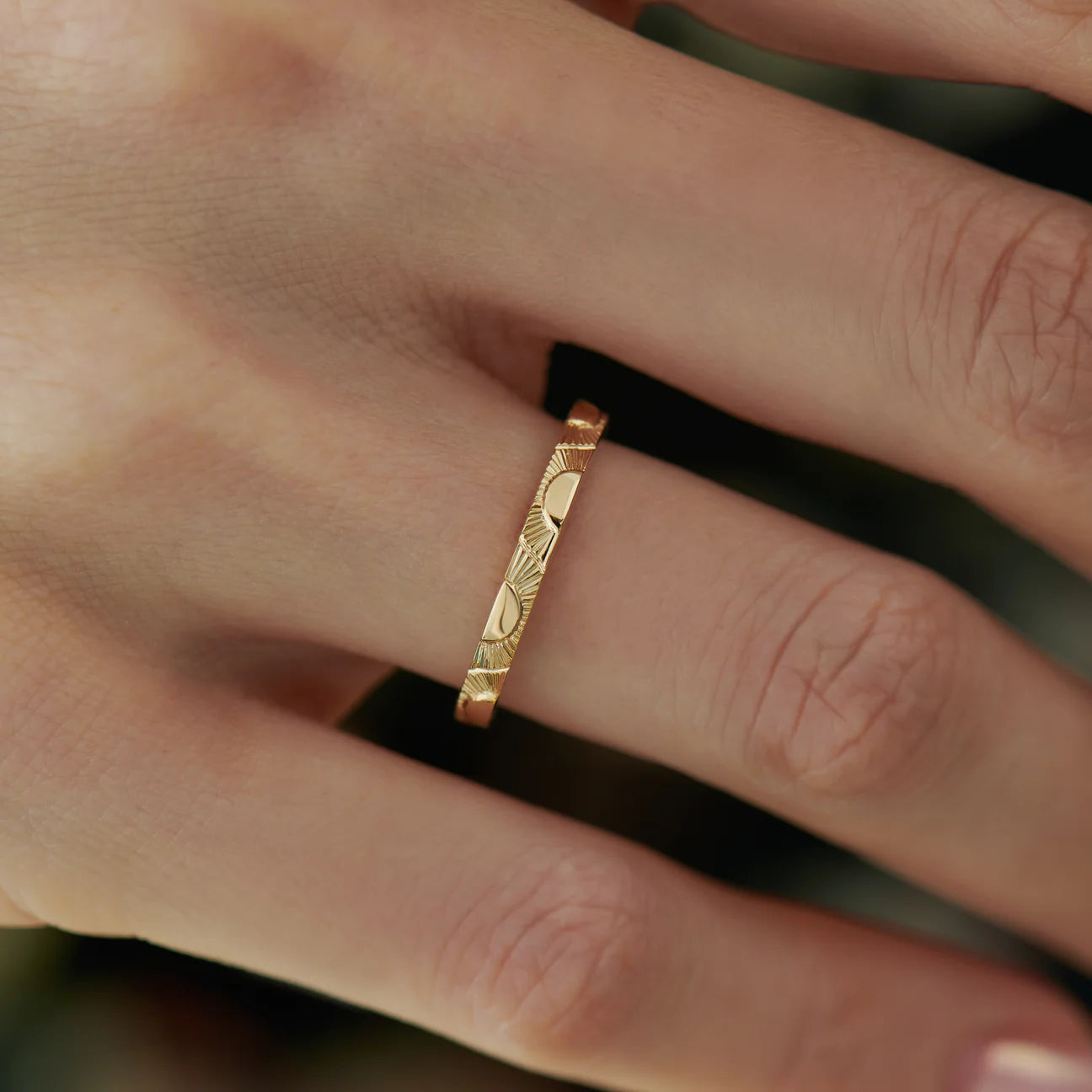 Engraved Golden Sun Pattern Band